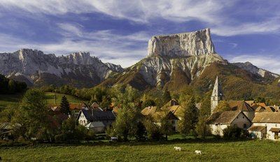 Tour des hameaux sous le regard du géant Mont Aiguille